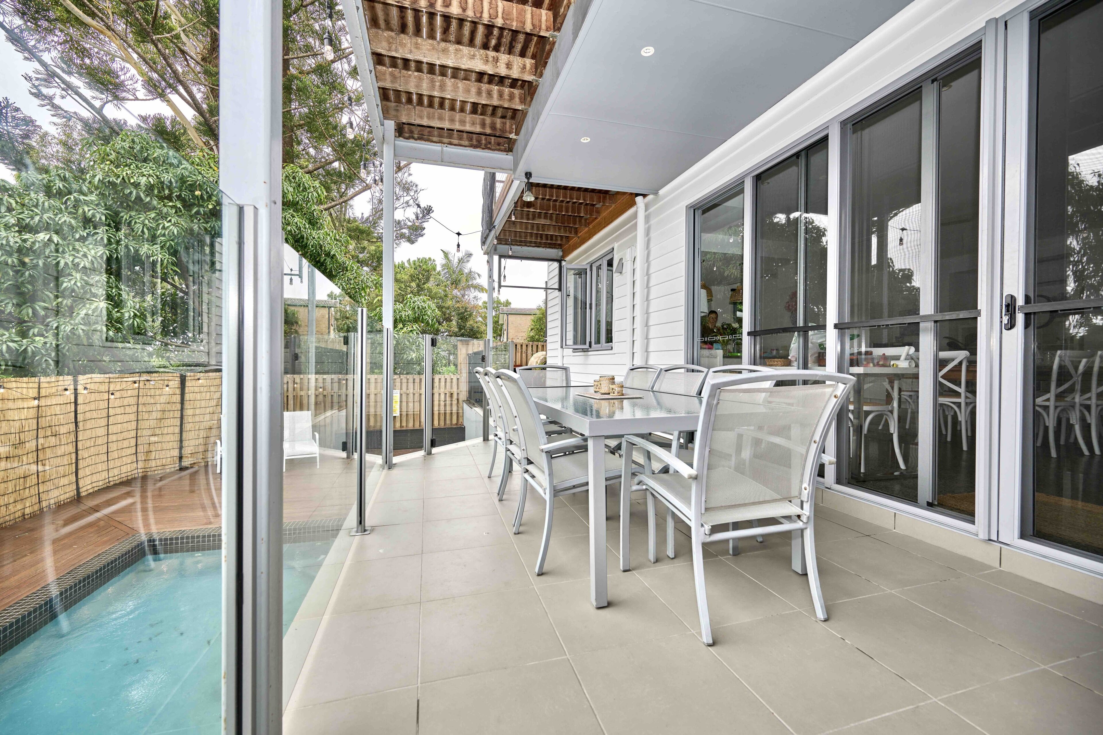 Large Tugun Modern House minutes to the beach — image 9