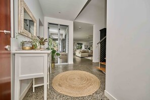 Interior - Large Tugun Modern House minutes to the beach (Tugun)