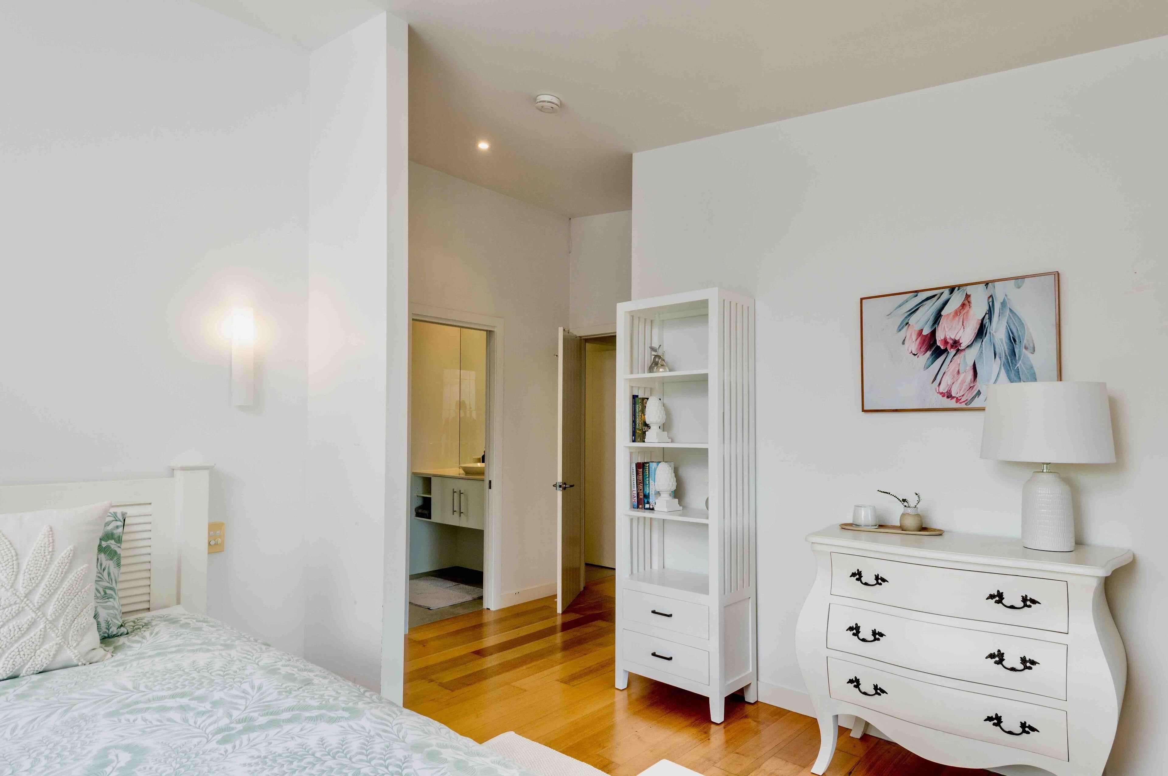 Large Tugun Modern House minutes to the beach — image 21