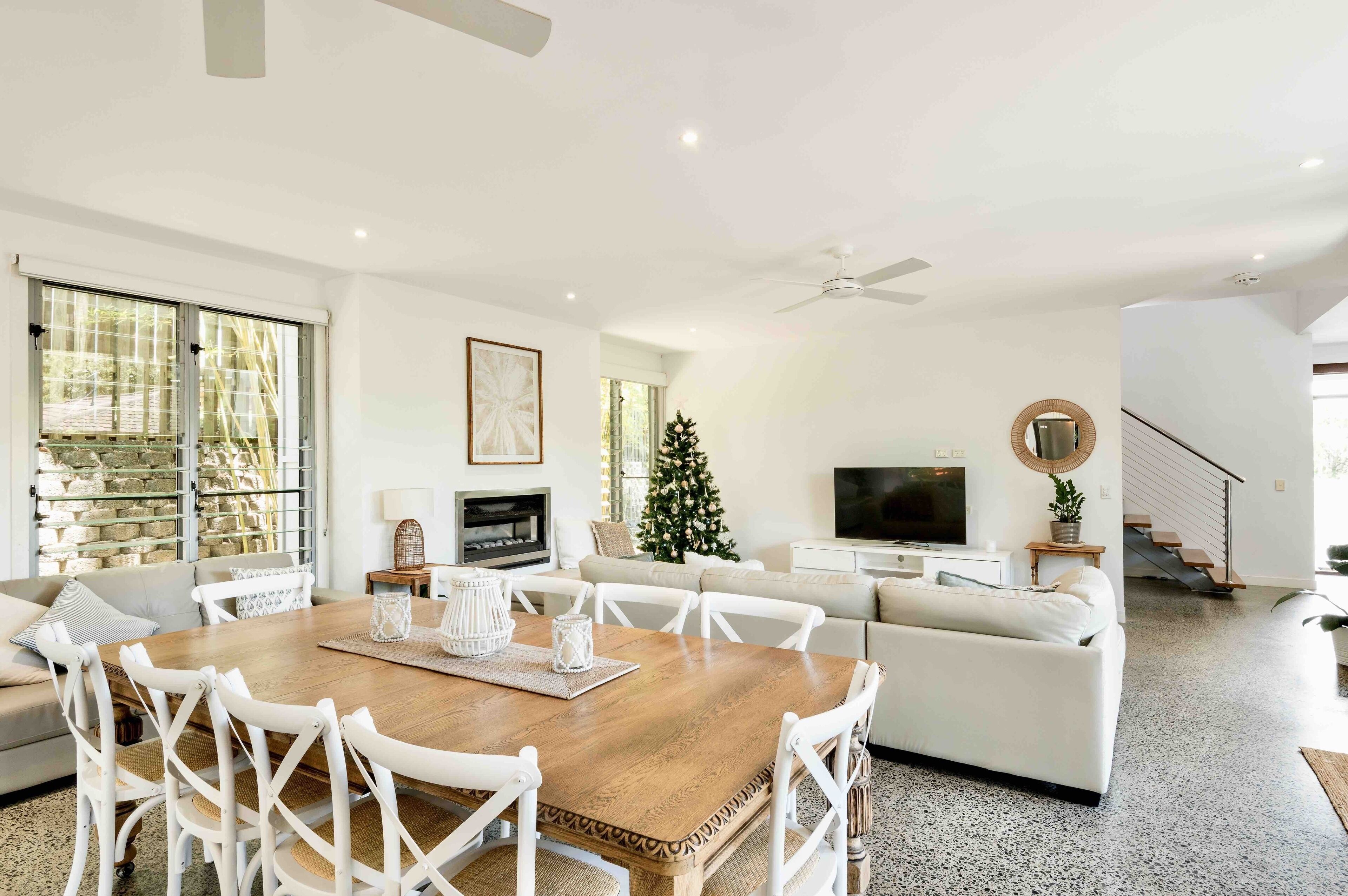 Large Tugun Modern House minutes to the beach — image 12