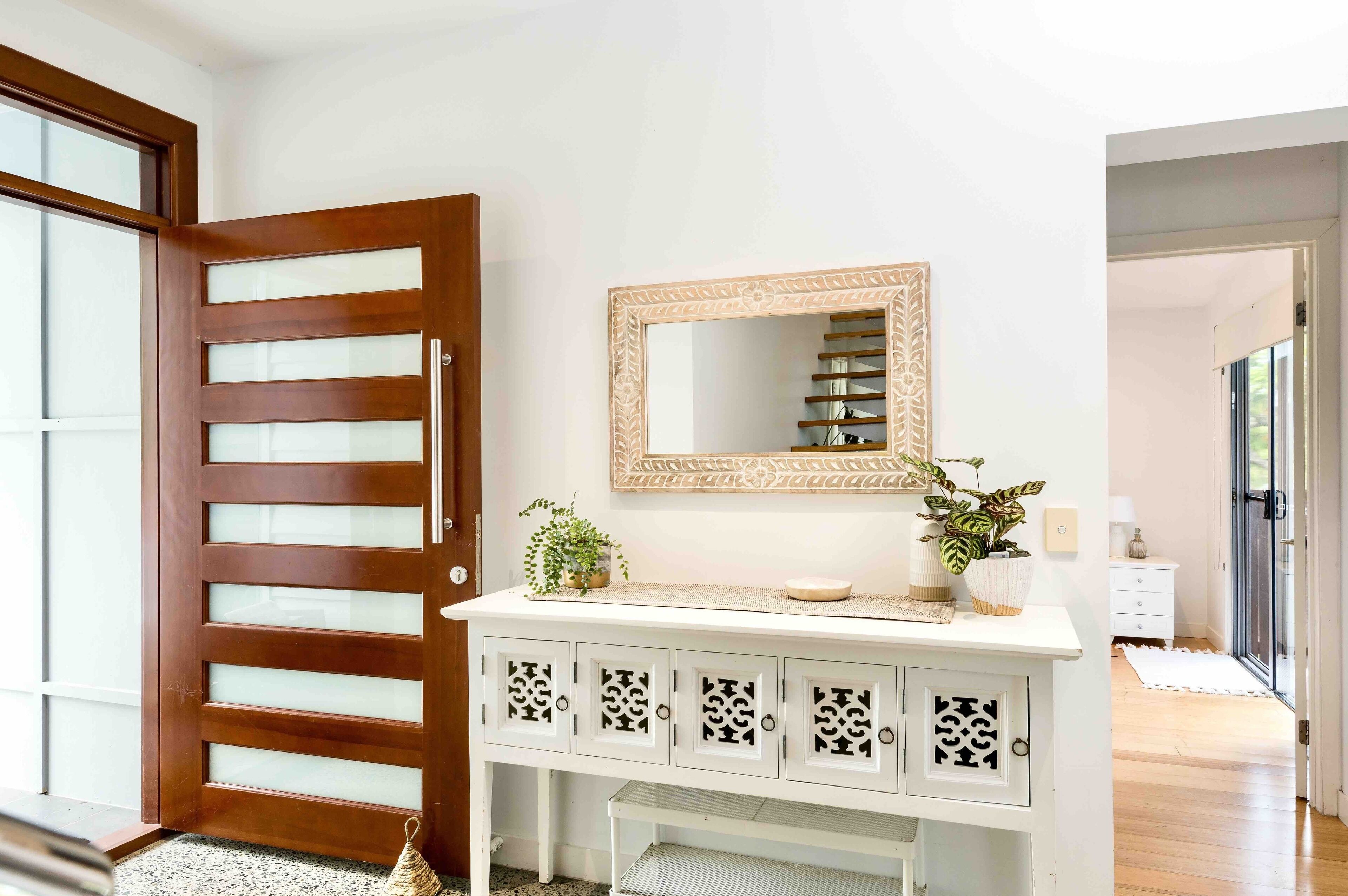 Large Tugun Modern House minutes to the beach — image 4