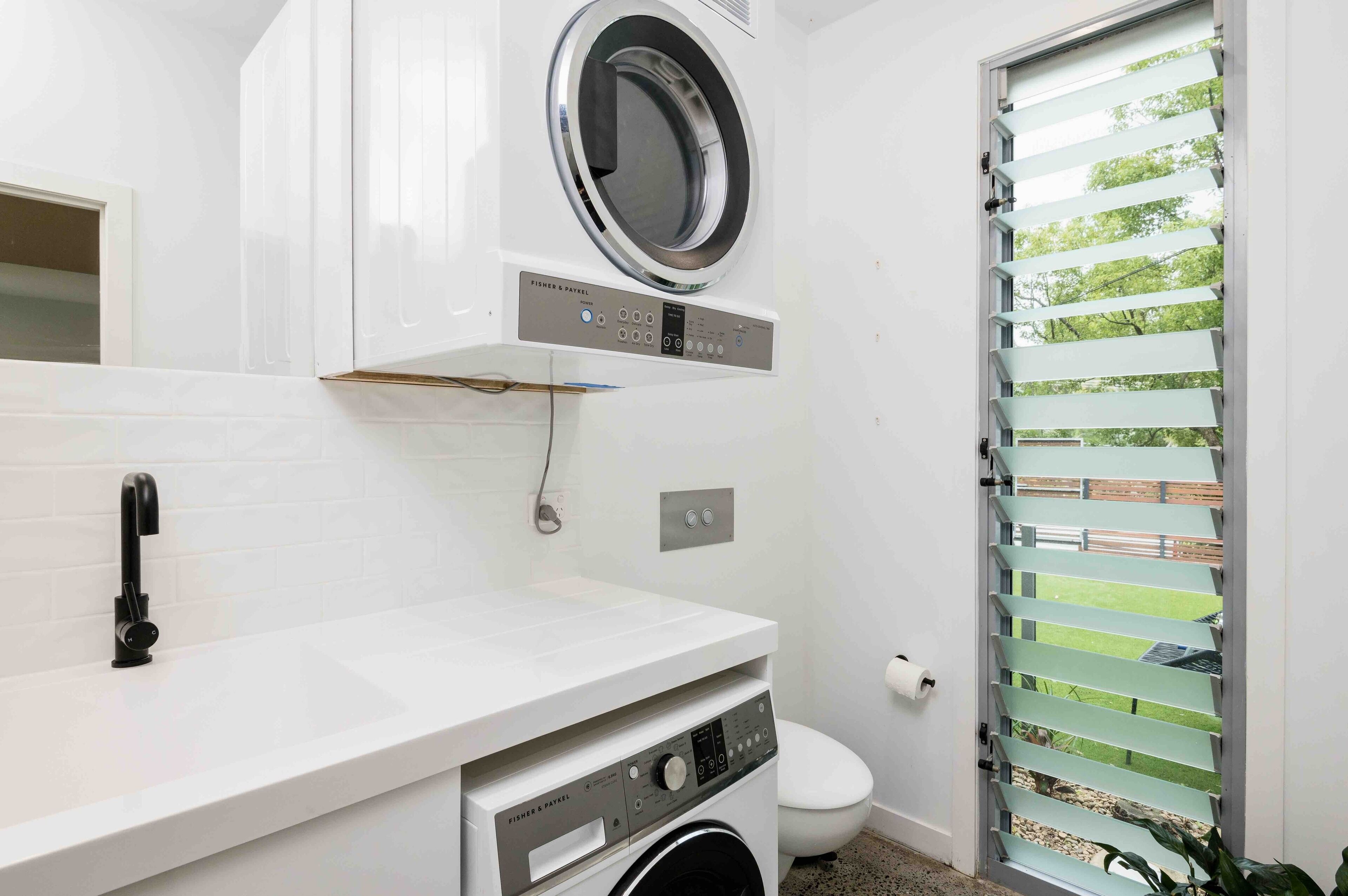 Large Tugun Modern House minutes to the beach — image 5