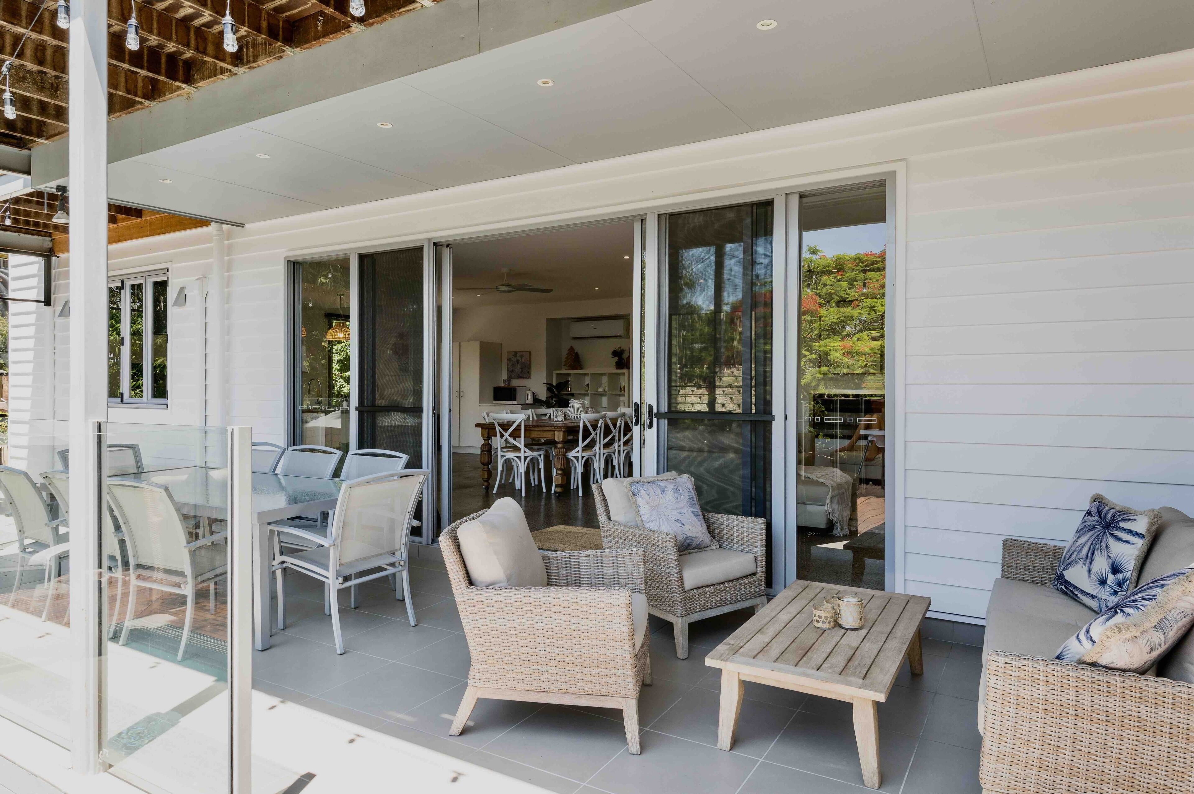 Large Tugun Modern House minutes to the beach — image 8