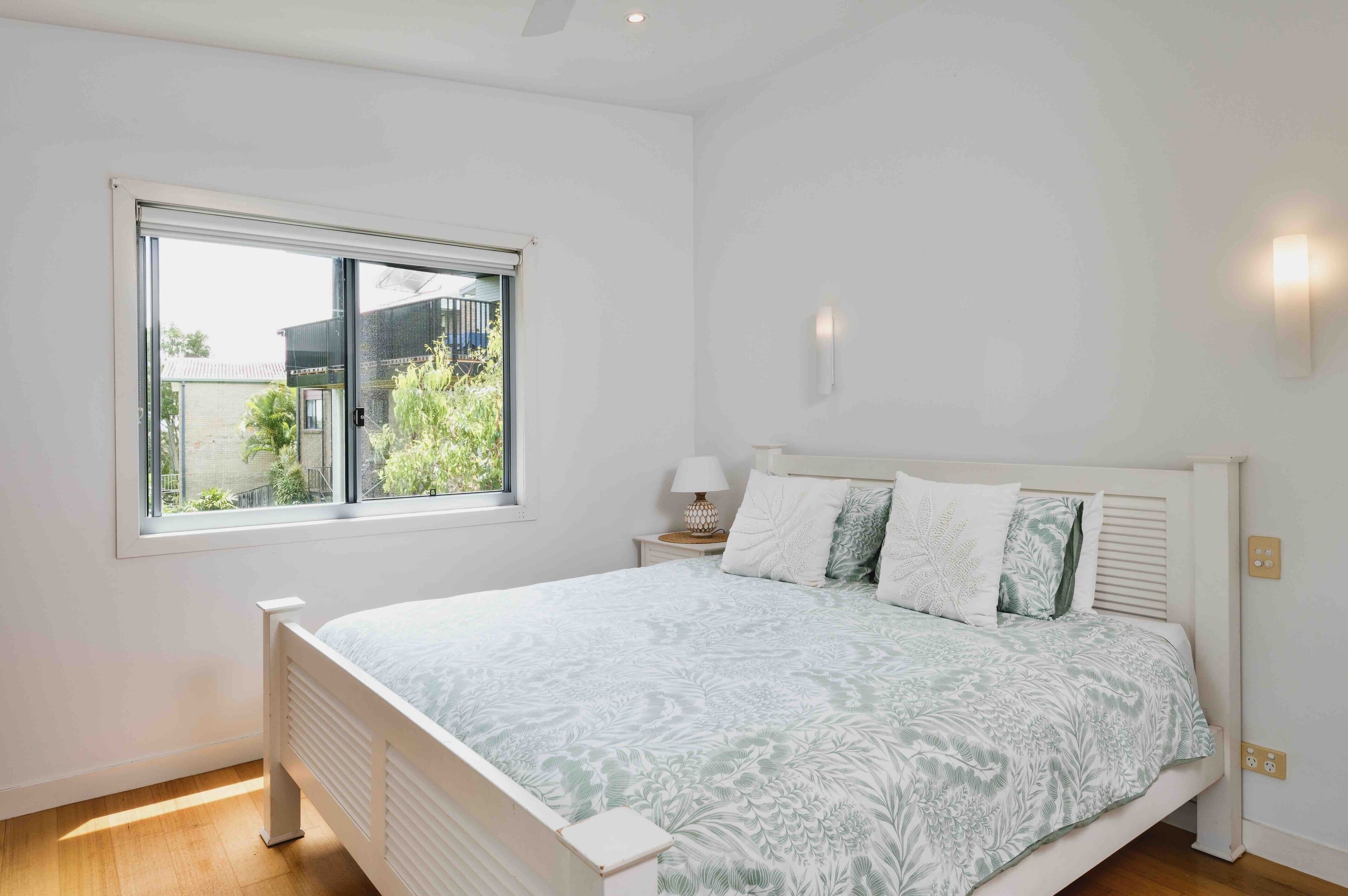 Large Tugun Modern House minutes to the beach — image 19