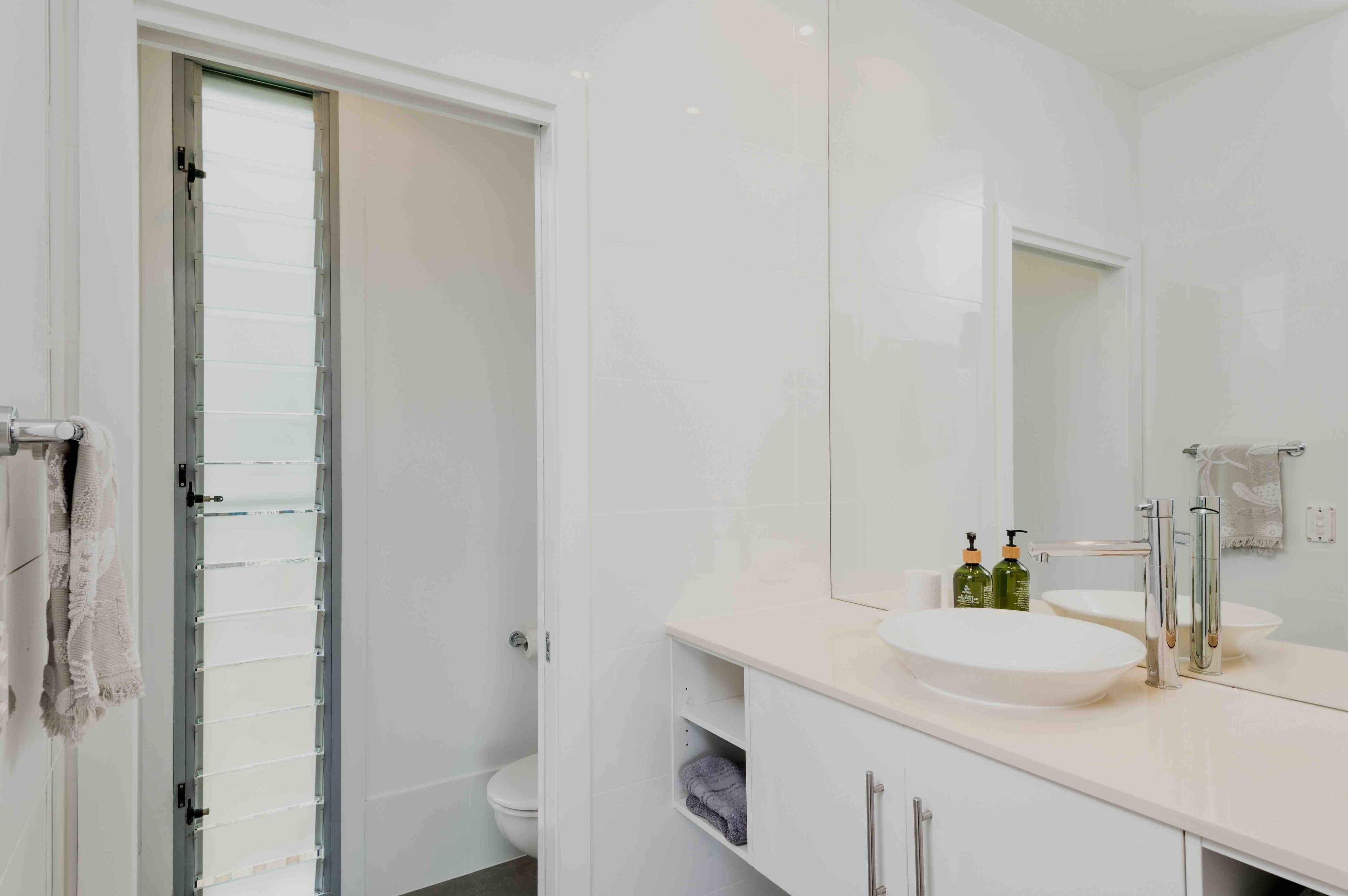 Large Tugun Modern House minutes to the beach — image 26