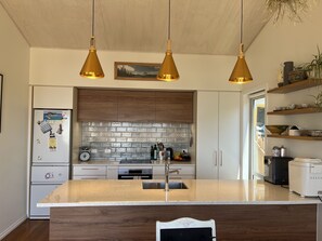 Fridge, microwave, oven, stovetop - Beach vibes, city charm (Nelson)