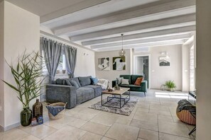 Fernseher, Tischfußball, Tischtennisplatte