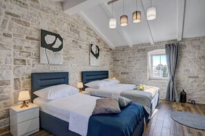 4 chambres, fer et planche à repasser, Wi-Fi, draps fournis
