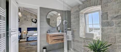 Shower, hair dryer, towels