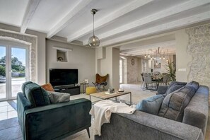 Fernseher, Tischfußball, Tischtennisplatte