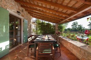 Outdoor dining - Country house with pool in fantastic location (Bale)