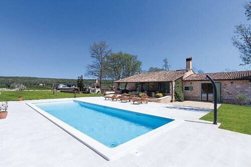 Country house with pool in fantastic location
