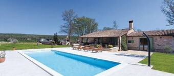 Country house with pool in fantastic location