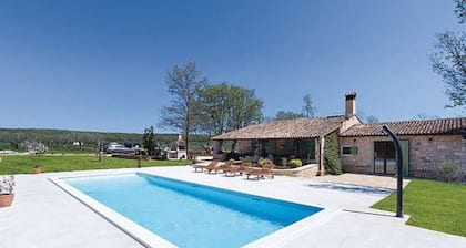 Country house with pool in fantastic location