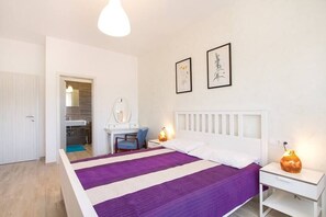 3 bedrooms, iron/ironing board, WiFi, bed sheets - Country house with pool in fantastic location (Bale)