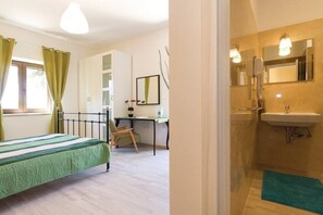 3 bedrooms, iron/ironing board, WiFi, bed sheets - Country house with pool in fantastic location (Bale)