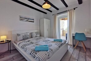 2 bedrooms, WiFi, bed sheets - Vacation home with pool in medieval village Bale (Bale)