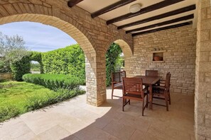 Outdoor dining - Vacation home with pool in medieval village Bale (Bale)