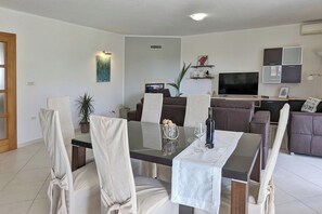 Dining - Vacation house with pool in medieval Bale (Bale)