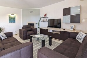 Fernseher, Kamin, Tischtennisplatte