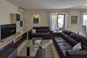 TV, fireplace, table tennis - Vacation house with pool in medieval Bale (Bale)