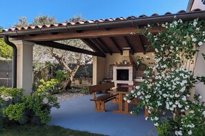 Outdoor dining - Vacation house with pool in medieval Bale (Bale)