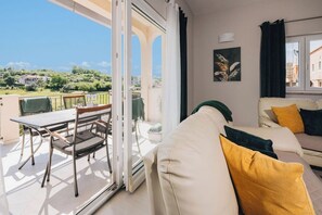 TV, fireplace - Holiday home for 5 with private pool in Vižinada (Vižinada)