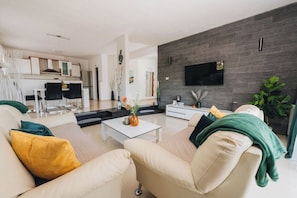 TV, fireplace - Holiday home for 5 with private pool in Vižinada (Vižinada)