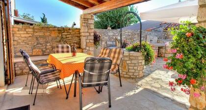 Istrian stone house with pool for 8 persons