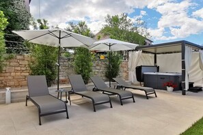 Outdoor spa tub - Gorgeous vacation home with jacuzzi in Bale (Bale)