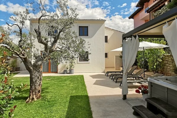 Terrace/patio - Gorgeous vacation home with jacuzzi in Bale (Bale)