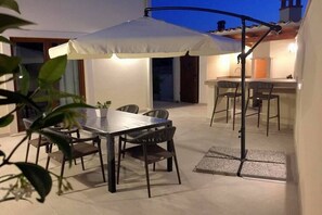 Outdoor dining - Gorgeous vacation home with jacuzzi in Bale (Bale)