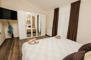 3 bedrooms, iron/ironing board, WiFi, bed sheets