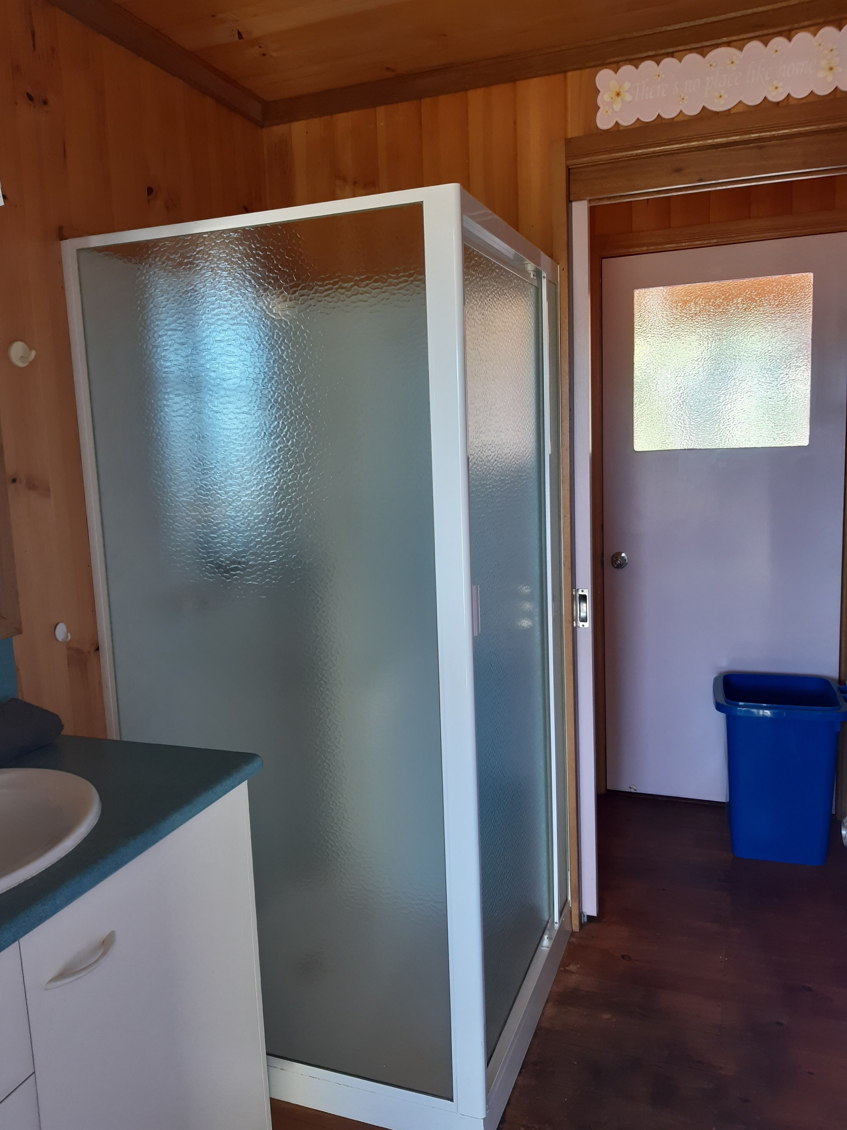 Een douche, handdoeken, zeep, shampoo