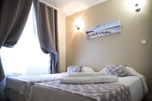 City Twin Room | Premium bedding, individually decorated, individually furnished, desk - Hôtel du Mont Blanc (Paris)