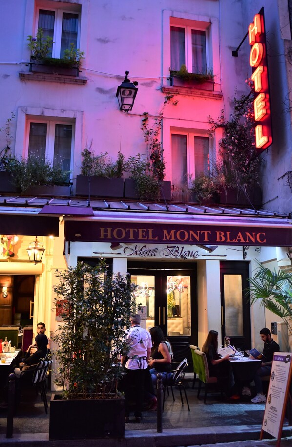 A hotel named "HOTEL MONT BLANC" with outdoor seating and a signboard. - Hôtel du Mont Blanc (Paris)