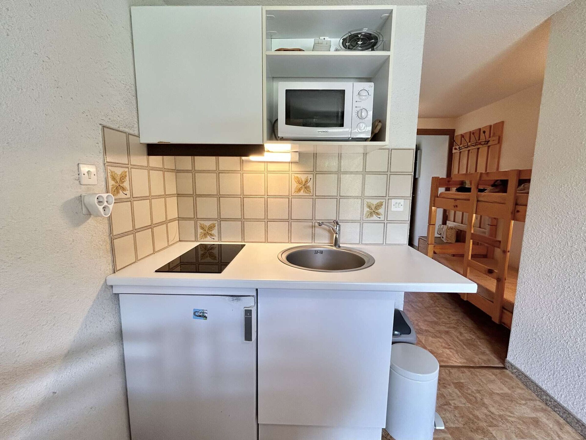 ثلاجة، ميكروويف، موقد طهي مسطح، ماكينة لصنع القهوة/الشاي