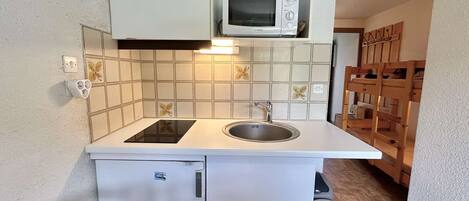 ثلاجة، ميكروويف، موقد طهي مسطح، ماكينة لصنع القهوة/الشاي