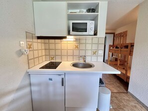 Refrigerador, microondas, parrilla de estufa y cafetera y tetera 