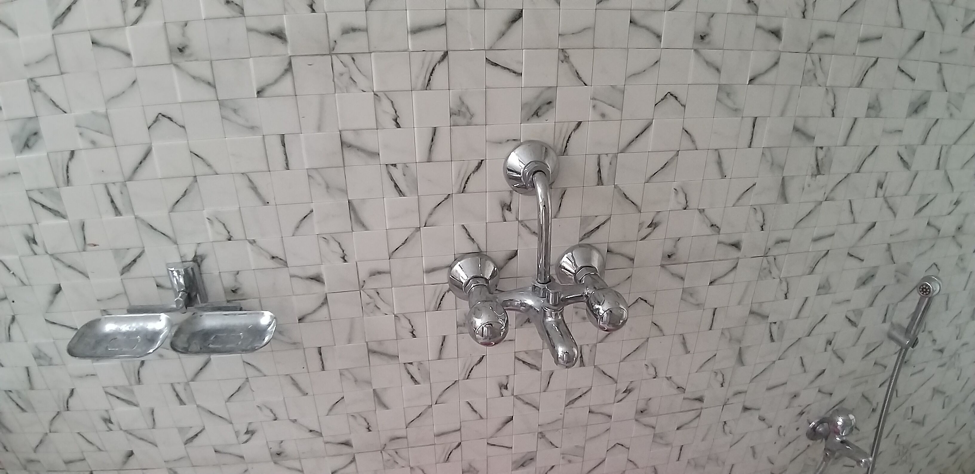 Douche, sèche-cheveux, savon, papier toilette