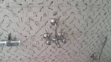 Douche, sèche-cheveux, savon, papier toilette