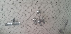 Shower - Apartment 2BHK with mountain and valley view near to market with birds sounds. (Mahabaleshwar)