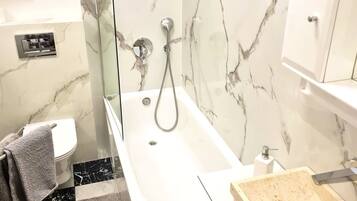 Combined shower/bathtub, hair dryer, towels, soap