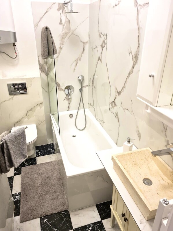 Ensemble baignoire-douche, séchoir à cheveux, serviettes fournies, savon