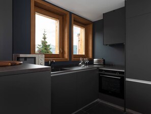 Coffee/tea maker, fridge, microwave, oven - Courchevel Village: Ski-in/Ski-out Duplex, 65m², 4 Guests, Parking, Near Shops & Aquamotion (Courchevel)