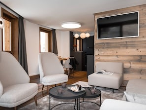 TV - Courchevel Village: Ski-in/Ski-out Duplex, 65m², 4 Guests, Parking, Near Shops & Aquamotion (Courchevel)