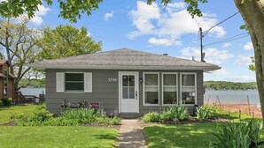 Une maison de plain-pied avec une porte d’entrée, des fenêtres et le numéro « 3780 » sur le côté.