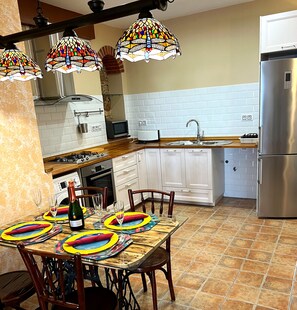 Fridge, microwave, oven, stovetop - Ap. Del Sol, Comfortable Mediterranean Apartment with A/C (L'Escala)