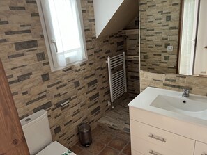 Een douche, een haardroger, toiletpapier