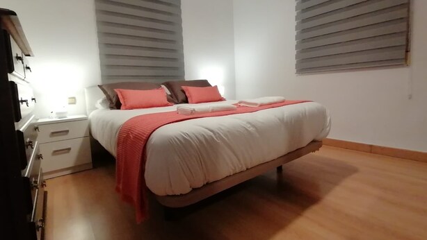 A bedroom with a bed, nightstand, and a dresser. - Spacious Apartment (Armilla)